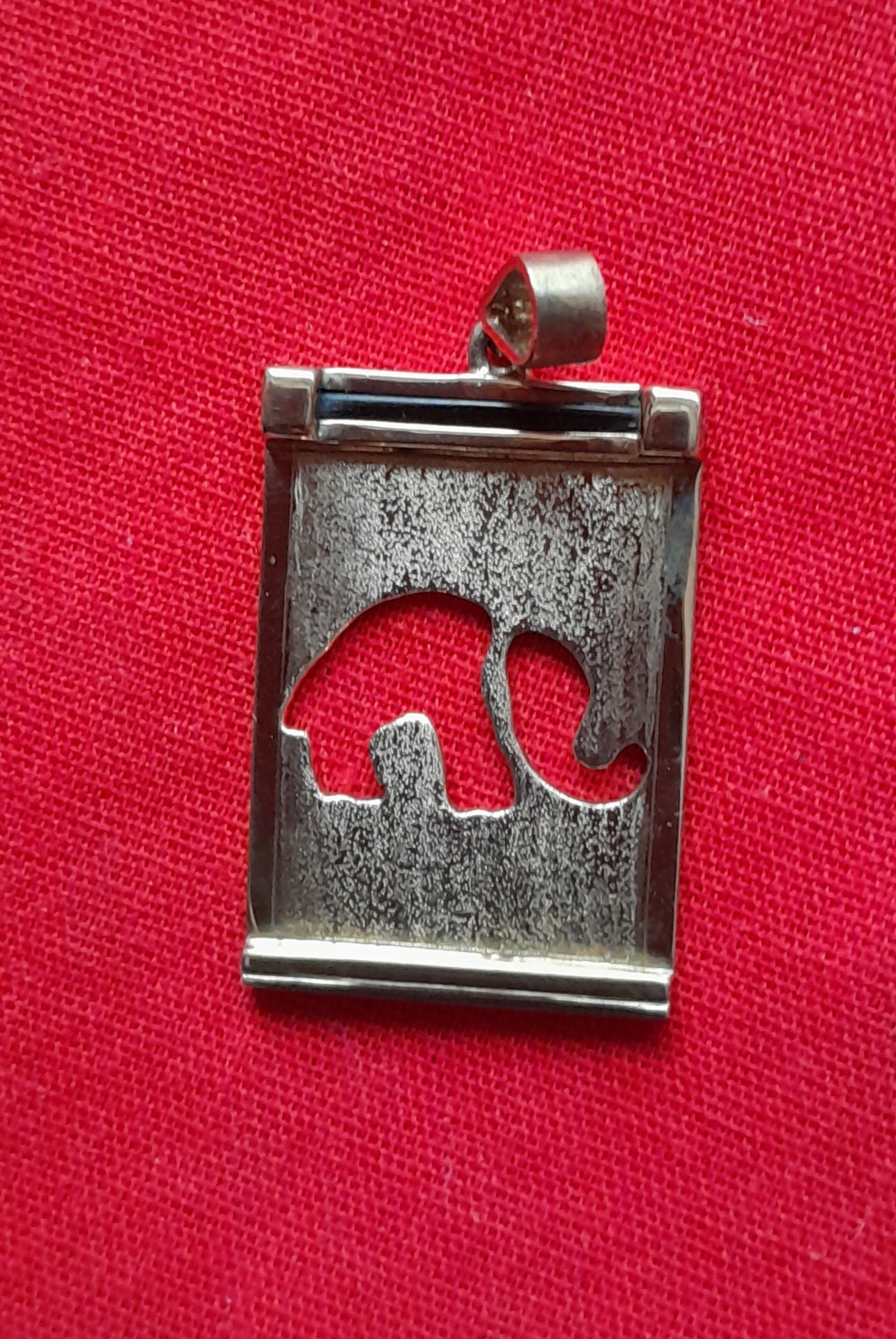 SE4 18ct gold pendant with genuine elephant hair