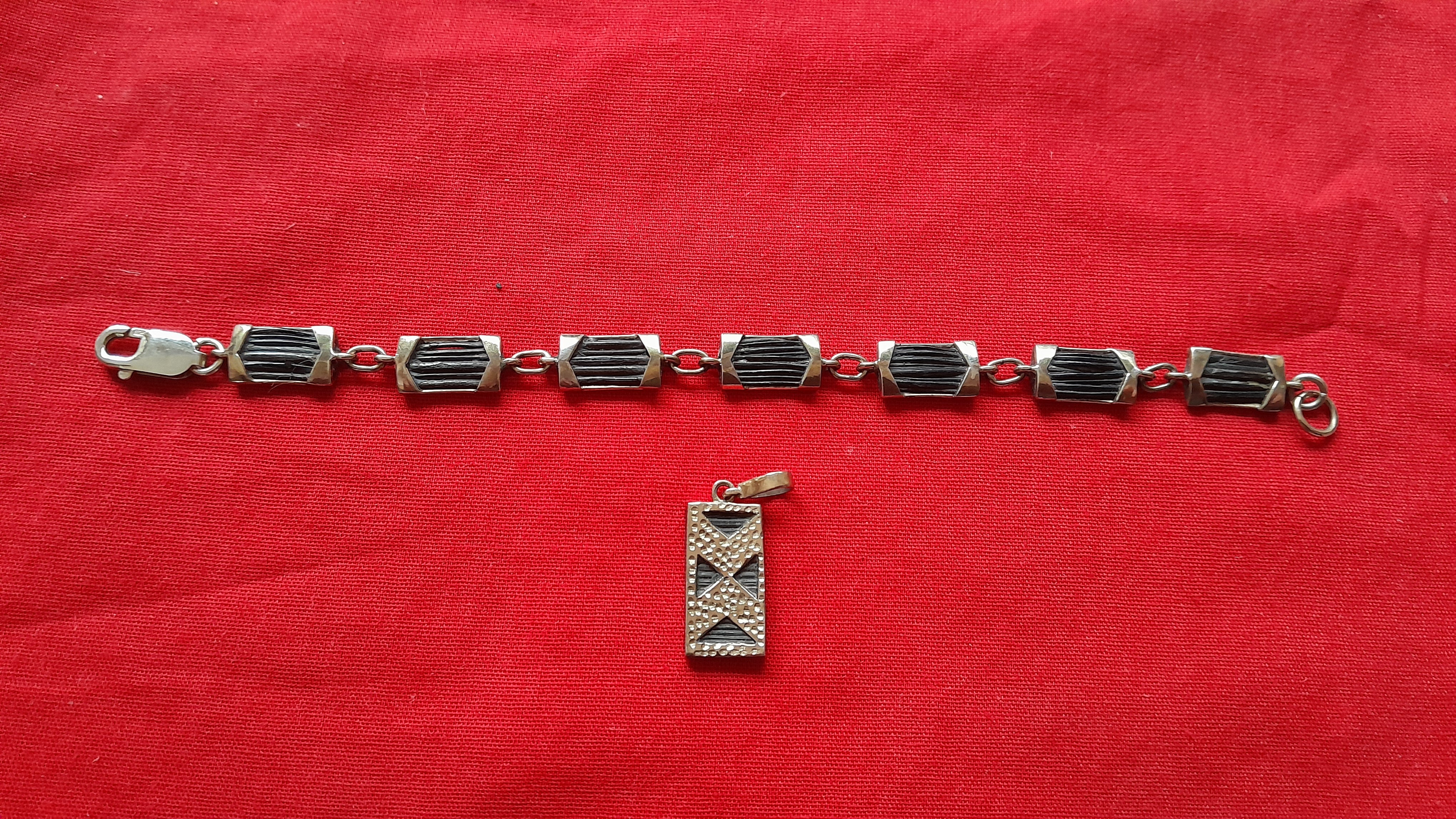 SE3 Set 18ct gold bracelet and pendant with genuine elephant hair
