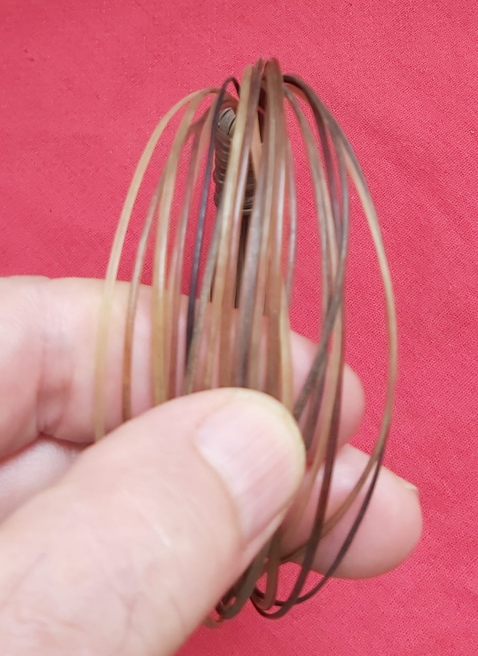 A view of the JET4 hairs used in relation to a finger. Mixed very thick and medium white and brown elephant hairs.