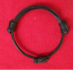 Traditional bracelet with 3 knots made using 6 strands of elephant hair. Two knots slide to tighten the bracelet around your wrist securely. - JE3GB